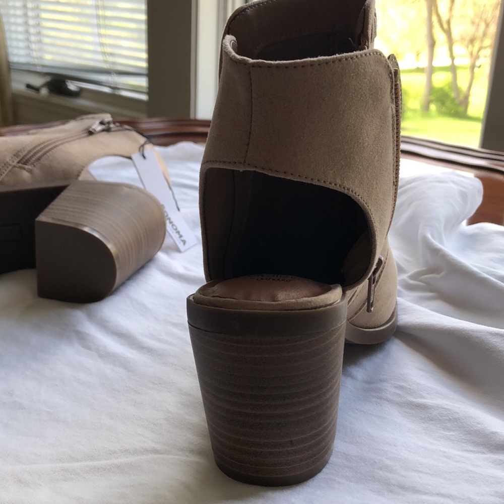 Boots - Picture 4 of 6
